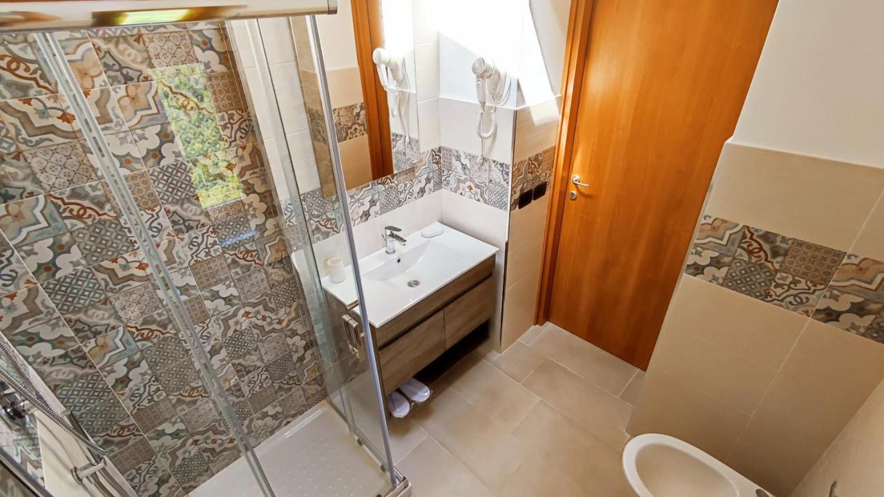A 2 Passi dal Lago - Guest House e B&B Grotte di Castro Extérieur photo